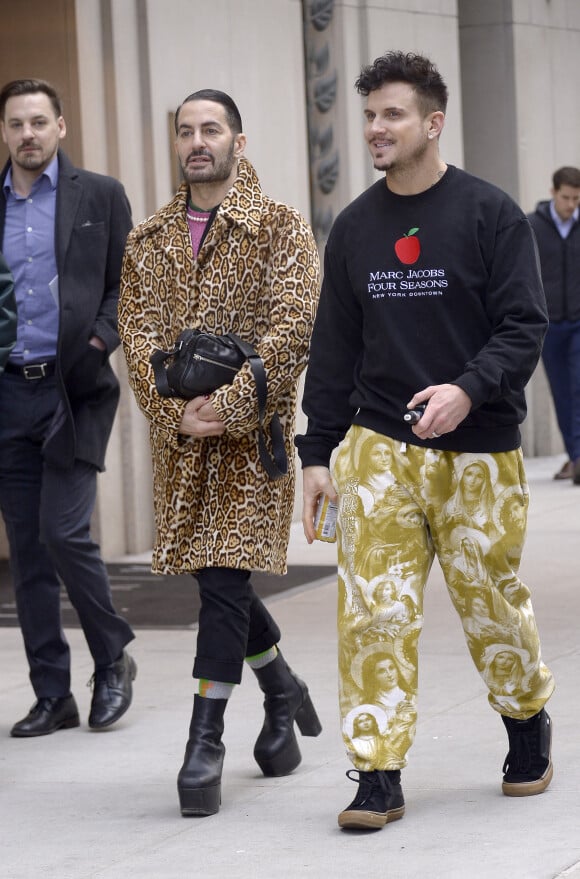 Marc Jacobs et son mari Charly Defrancesco se promènent à New York, le 27 février 2020.  Marc Jacobs and husband model Charly Defrancesco step out in New York City.