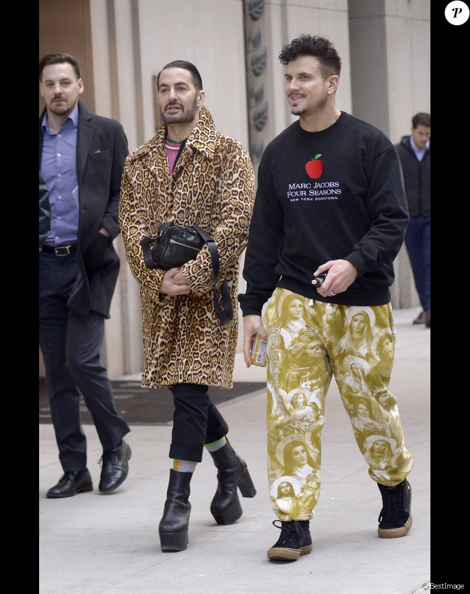 Marc Jacobs et son mari Charly Defrancesco se promènent à New York, le 27 février 2020. Marc Jacobs and husband model Charly Defrancesco step out in New York City.