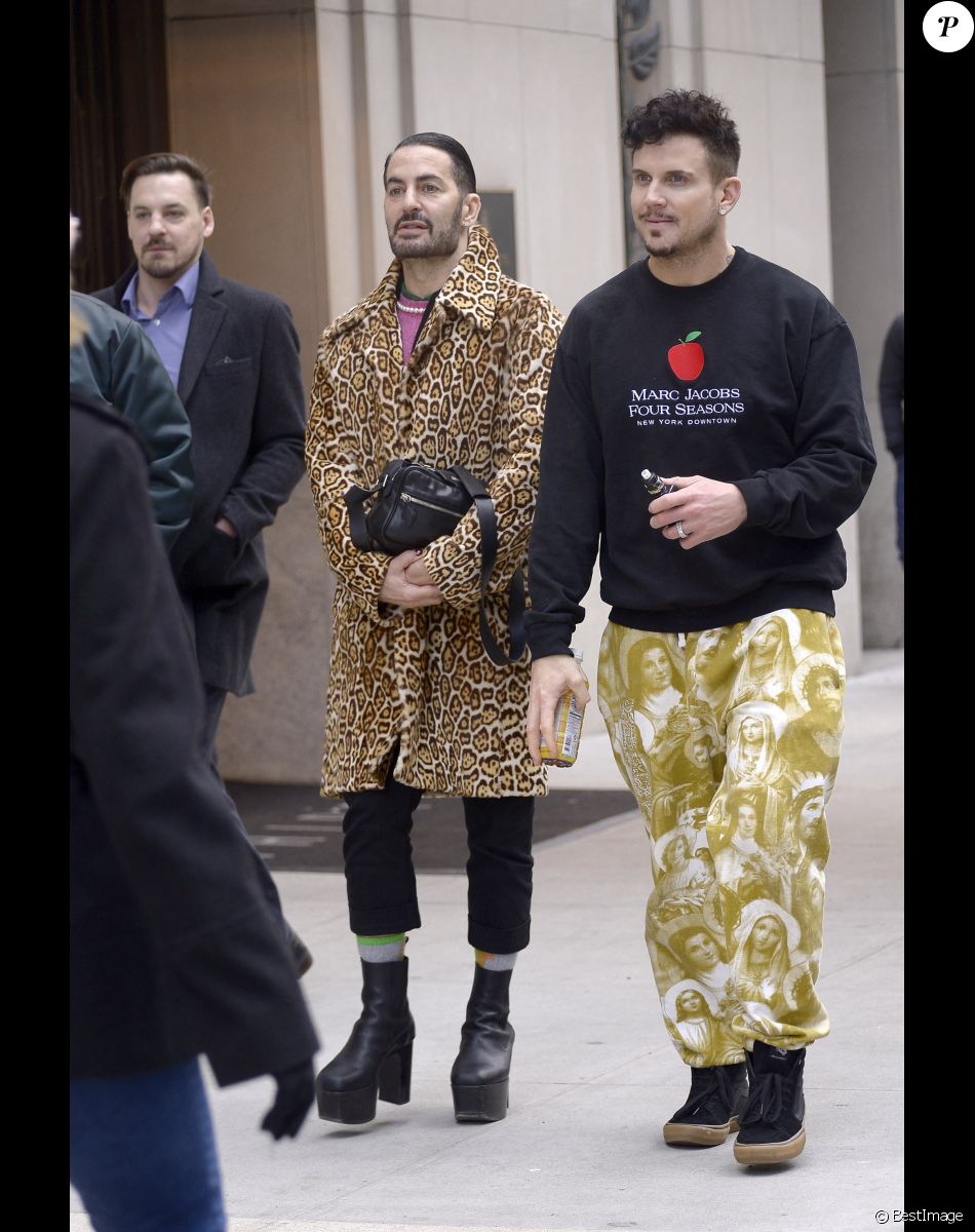 Marc Jacobs et son mari Charly Defrancesco se promènent à New York, le 27 février 2020. Marc Jacobs and husband model Charly Defrancesco step out in New York City.