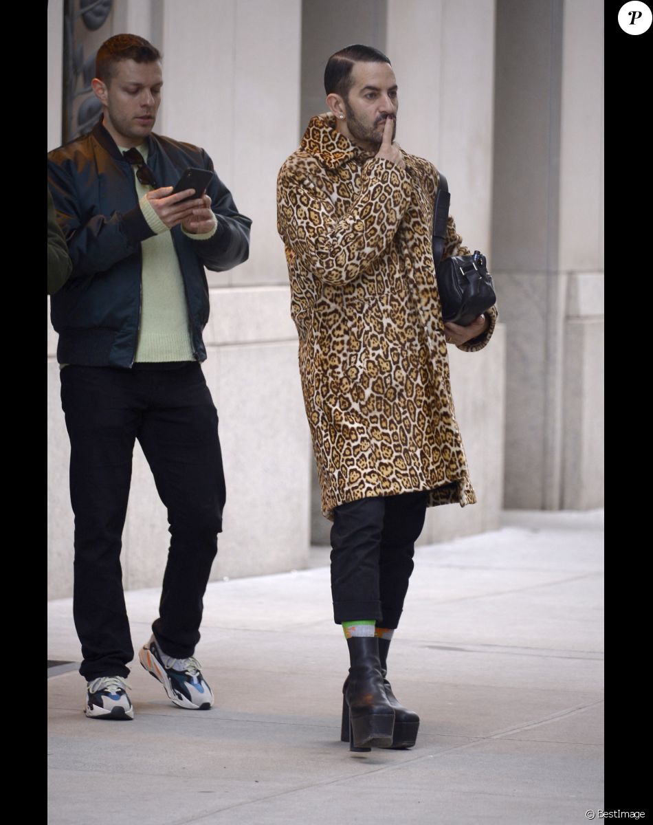 Marc Jacobs et son mari Charly Defrancesco se promènent à New York, le 27 février 2020. Marc Jacobs and husband model Charly Defrancesco step out in New York City.