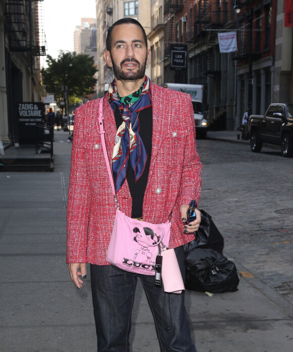 Marc Jacobs dans la rue à New York avec des bottes rouges compensées