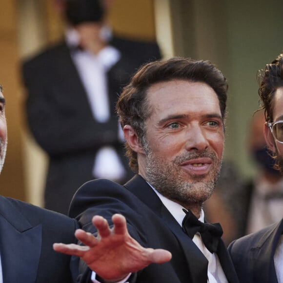 Jean Dujardin, Nicolas Bedos, Pierre Niney - Montée des marches du film "OSS 117 : Alerte rouge en Afrique Noire" lors du 74e Festival de Cannes. Le 17 juillet 2021. © Borde-Jacovides-Moreau / Bestimage