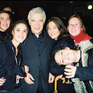 Archives - Guy Bedos et ses filles dans les loges, le soir de son spectacle à L'Olympia. 2002.