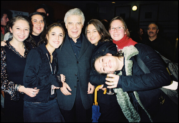 Archives - Guy Bedos et ses filles dans les loges, le soir de son spectacle à L'Olympia. 2002.