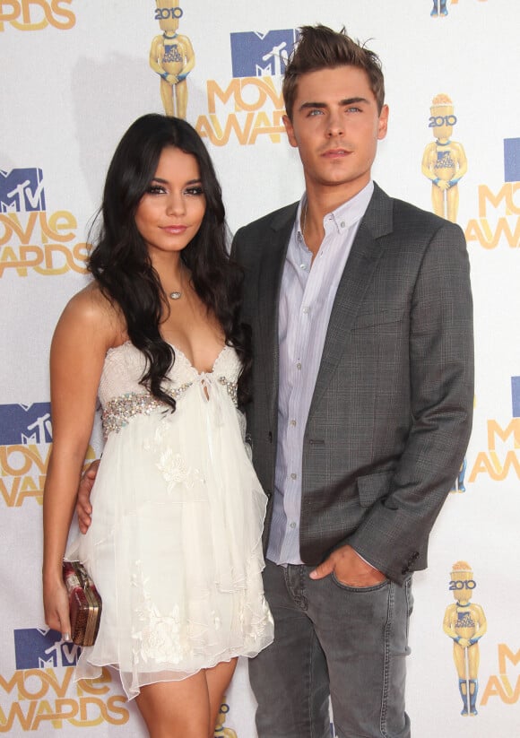 Vanessa Hudgens et Zac Efron aux MTV Movie Awards à l'amphithéâtre Gibson à Los Angeles.
