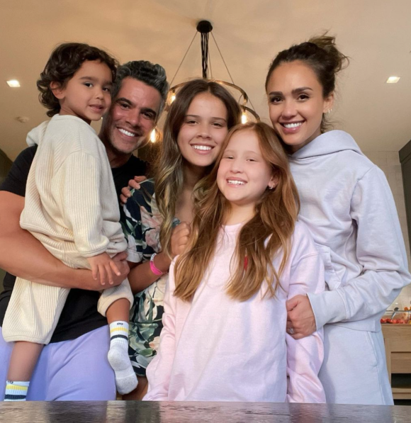 Jessica Alba, son mari Cash Warren et leurs trois enfants, Honor, Haven et Hayes. Juin 2021.
