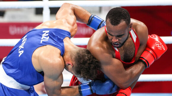 JO 2021 : Youness Baalla dérape, le boxeur cherche à mordre son adversaire en plein combat !