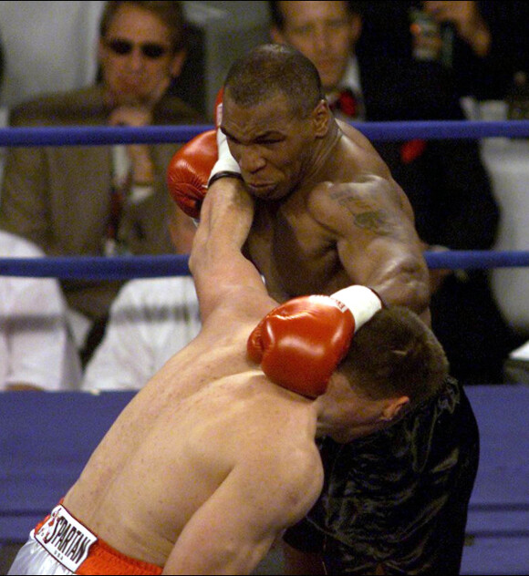 Mike Tyson affronte Andrew Golota au Palace, à Auburn Hills, en octobre 2000.