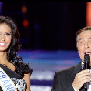 Chloé Mortaud élue Miss France 2009 au côté de Jean-Pierre Foucault.