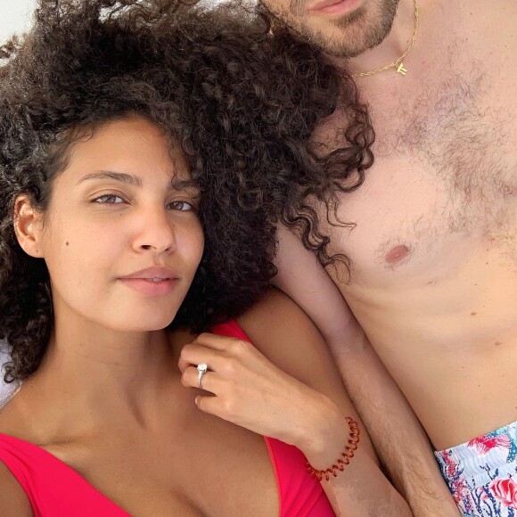 Chloé Mortaud, ex-Miss France, s'est mariée à son amoureux Dean.