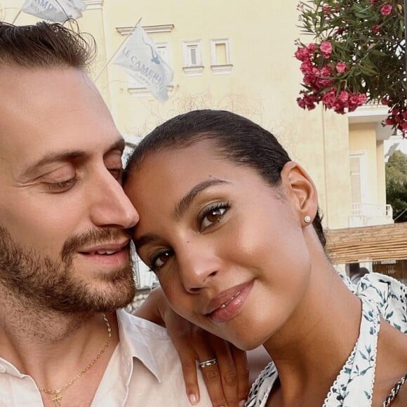 Chloé Mortaud, ex-Miss France, s'est mariée à son amoureux Dean.