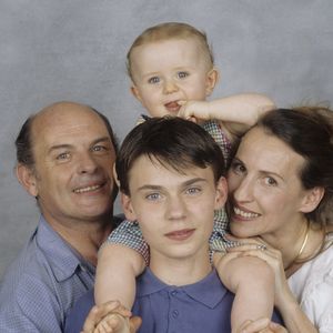 En France, à Meudon, Jean-François Stévenin posant avec sa femme Claire et leurs enfants Robinson et Pierre. Le 7 juin 1996.
