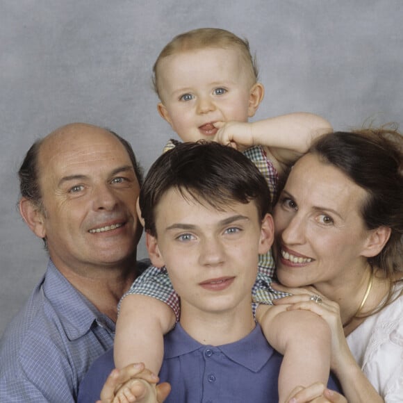 En France, à Meudon, Jean-François Stévenin posant avec sa femme Claire et leurs enfants Robinson et Pierre. Le 7 juin 1996.
