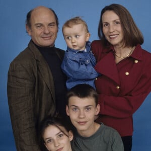 En France, Jean-François Stévenin avec sa femme Claire et leurs enfants Robinson, Pierre et Salomé. Le 14 juin 1996.