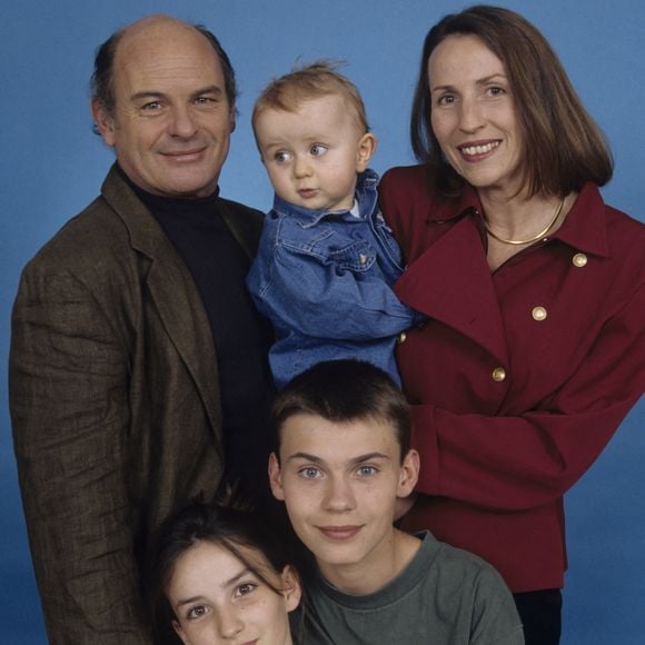 En France, Jean-François Stévenin avec sa femme Claire et leurs enfants Robinson, Pierre et Salomé. Le 14 juin 1996.