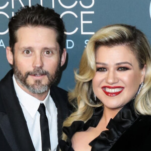 Brandon Blackstock et sa femme Kelly Clarkson lors de la 25ème édition de la soirée des Critics Choice Awards au Barker Hangar à Santa Monica, Los Angeles, Californie, Etats-Unis, le 12 janvier 2020.