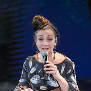 Catherine Ringer sur scène lors de la 46ème cérémonie des César à l'Olympia à Paris le 12 mars 2021. © Pierre Villard/ Pool / Bestimage