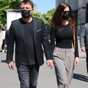 Arthur (Jacques Essebag) et sa compagne Mareva Galanter - Arrivées des people à la manifestation de soutien à la famille de Sarah Halimi sur la place du Trocadéro à Paris le 25 avril 2021. © Cyril Moreau/Bestimage