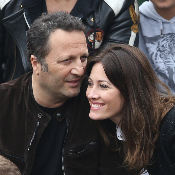 Arthur (Jacques Essebag) et sa compagne Mareva Galanter dans les tribunes de la finale homme des internationaux de France de Roland Garros à Paris. © Moreau-Jacovides / Bestimage