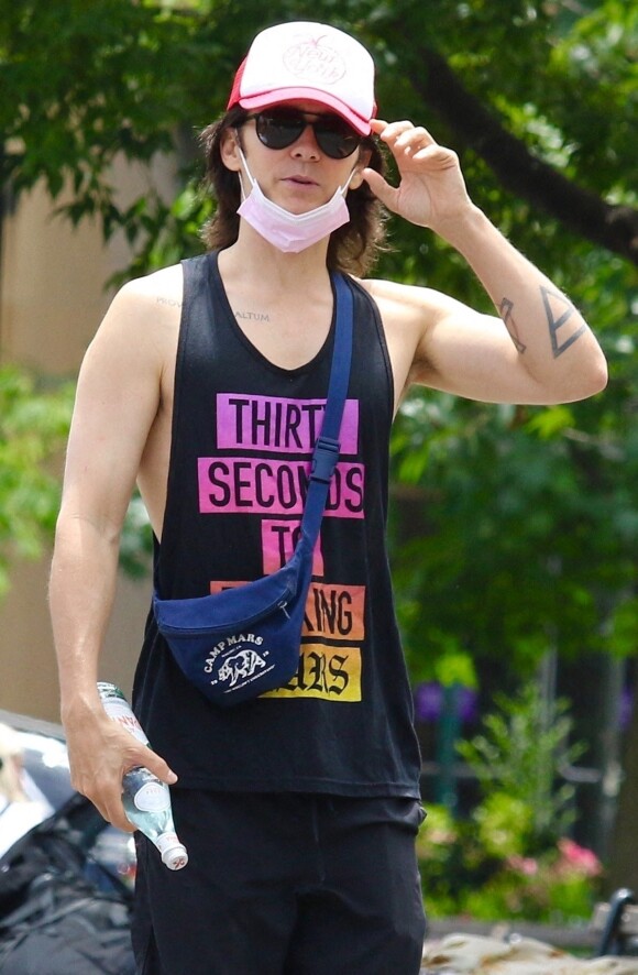 Exclusif - Jared Leto se balade avec un ami à New York, le 26 juin 2021.  Jared Leto shows his toned physique wearing his Band’s 30 Seconds to Mars Tank-top around Manhattan’s Washington Square Park. 
