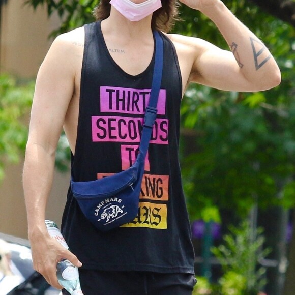 Exclusif - Jared Leto se balade avec un ami à New York, le 26 juin 2021.  Jared Leto shows his toned physique wearing his Band’s 30 Seconds to Mars Tank-top around Manhattan’s Washington Square Park. 