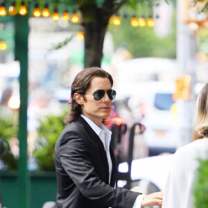 Jared Leto, une orange à la main, est de retour à son hôtel après une journée de tournage de "WeCrashed" à New York, le 23 juin 2021.  Jared Leto carries an orange as he returns to his hotel after filming WeCrashed in New York. June 23rd, 2021. 