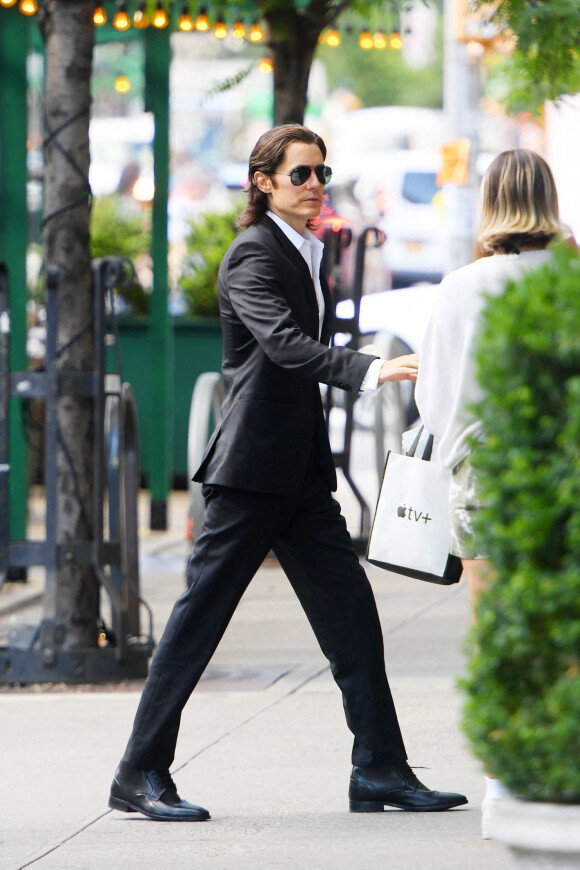 Jared Leto, une orange à la main, est de retour à son hôtel après une journée de tournage de "WeCrashed" à New York, le 23 juin 2021.  Jared Leto carries an orange as he returns to his hotel after filming WeCrashed in New York. June 23rd, 2021. 