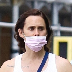 Exclusif - Jared Leto montre ses bras tatoués lors d'une promenade à New York le 19 juin 2021.  New York City, NY - EXCLUSIVE - Jared Leto shows off his toned tattooed arms while out for a walk in Manhattan’s Hudson River Park. 