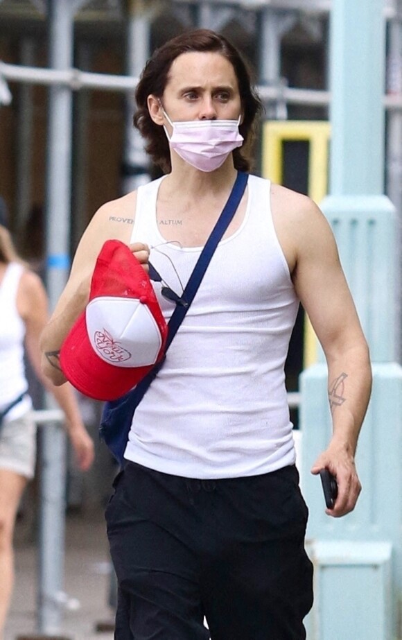 Exclusif - Jared Leto montre ses bras tatoués lors d'une promenade à New York le 19 juin 2021.  New York City, NY - EXCLUSIVE - Jared Leto shows off his toned tattooed arms while out for a walk in Manhattan’s Hudson River Park. 
