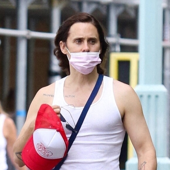 Exclusif - Jared Leto montre ses bras tatoués lors d'une promenade à New York le 19 juin 2021.  New York City, NY - EXCLUSIVE - Jared Leto shows off his toned tattooed arms while out for a walk in Manhattan’s Hudson River Park. 