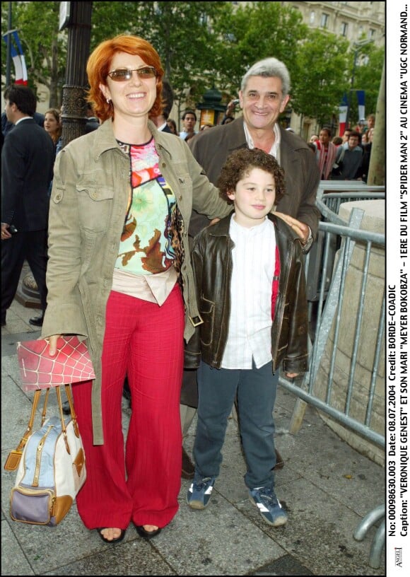 Véronique Genest, son mari Meyer Bokobza et leur fils Sam pour la première du fils "Spiderman 2" à Paris.