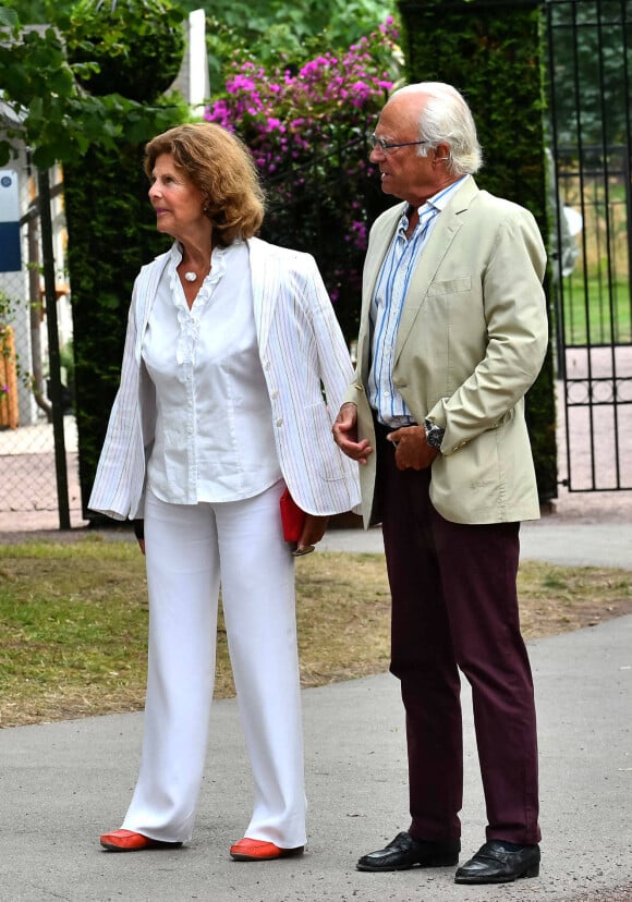 Le roi Carl XVI Gustav de Suède et la reine Silvia de Suède assistent au concert de Lisa Nilsson dans le cadre du festival "Solliden Sessions" à Borgholm, le 26 juillet 2021.