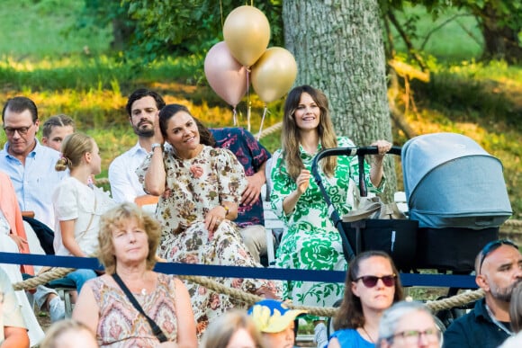 Le prince Daniel de Suède, la princesse Estelle de Suède, la princesse Victoria de Suède, le prince Carl Philip de Suède, la princesse Sofia (Hellqvist) de Suède, le prince Julian - La famille royale suèdoise assiste au concert "Solliden Sessions" au château de Solliden à Borgholm, Suède.