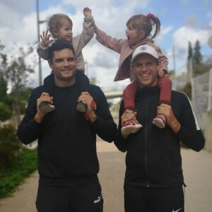 Florent Manaudou avec son grand frère, l'entraîneur Nicolas Manaudou et ses filles Rose et Romy.
