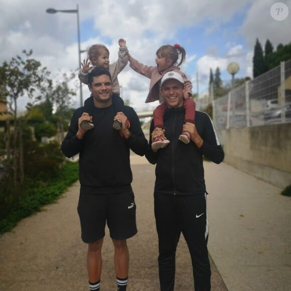 Florent Manaudou avec son grand frère, l'entraîneur Nicolas Manaudou et ses filles Rose et Romy.