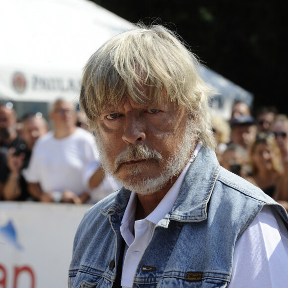 Le chanteur Renaud - Tournoi de pétanque Grand Prix des Personnalités d 'Isle sur la Sorgue dans le Vaucluse © Eric Etten / Bestimage