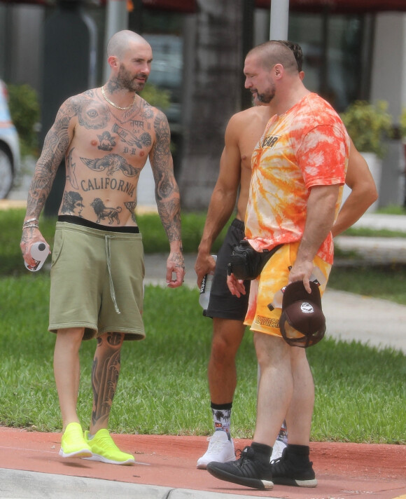 Exclusif - Adam Levine, accompagné de son garde du corps, est allé s'entrainer avec son coach Austin Pohlen à Miami, le 4 juillet 2021.