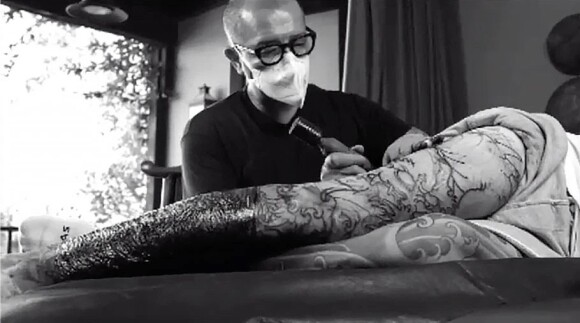 Adam Levine se fait tatouer par Bill Canales. Le 2 août 2021.