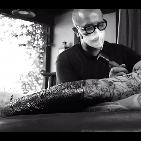 Adam Levine se fait tatouer par Bill Canales. Le 2 août 2021.