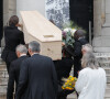 Robinson Stévenin (fils de J.F. Stévenin), Pierre Stévenin (Fils de J.F. Stévenin) et Sagamore Stévenin (fils de J.F. Stévenin) portent le cercueil de leur père et Claire Stévenin (femme de de J.F. Stévenin) - Obsèques de Jean-François Stévenin au Père Lachaise à Paris, France, le 4 août 2021.
