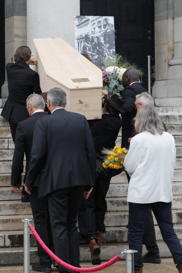 Robinson Stévenin (fils de J.F. Stévenin), Pierre Stévenin (Fils de J.F. Stévenin) et Sagamore Stévenin (fils de J.F. Stévenin) portent le cercueil de leur père et Claire Stévenin (femme de de J.F. Stévenin) - Obsèques de Jean-François Stévenin au Père Lachaise à Paris, France, le 4 août 2021.