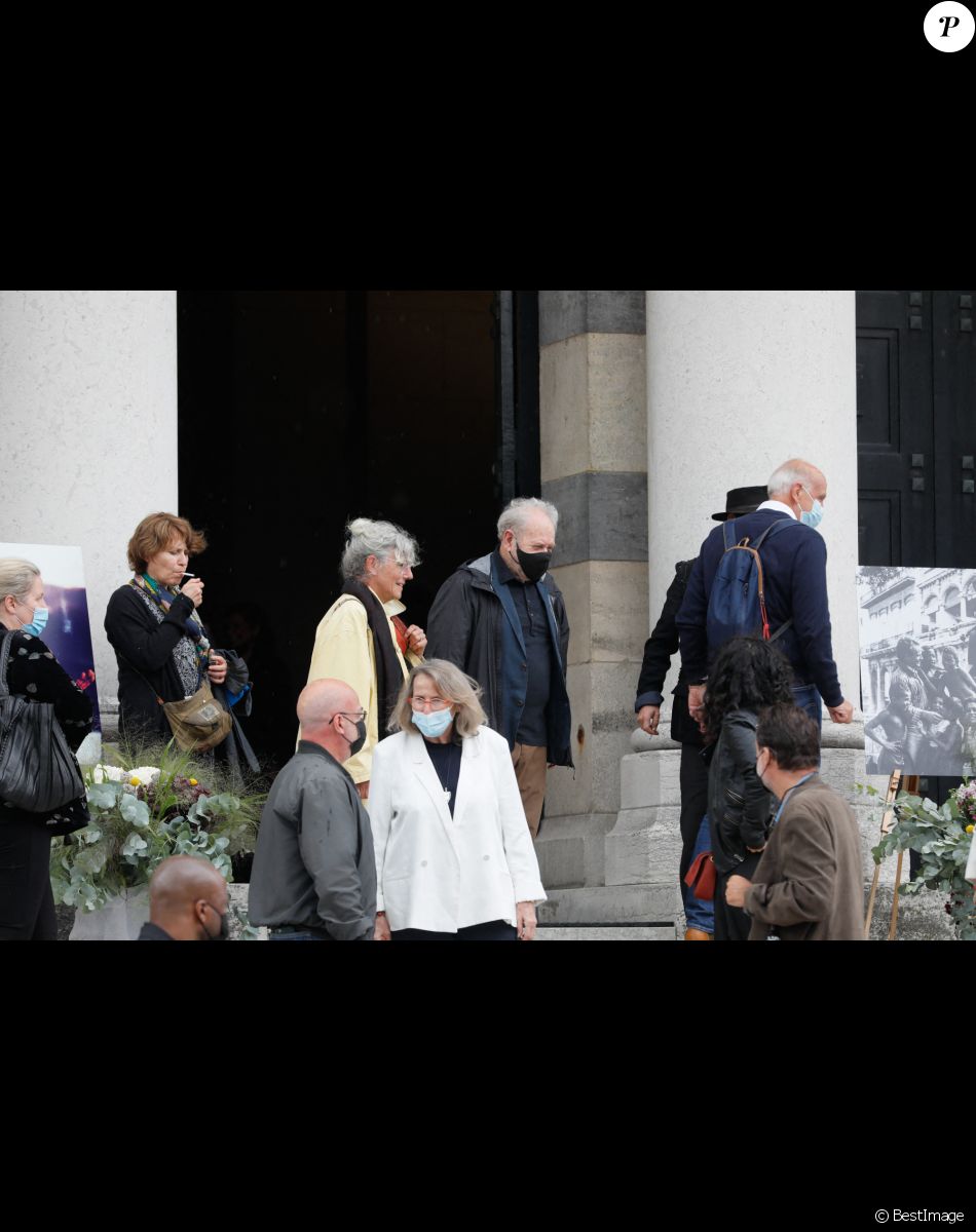 Claire Stévenin (femme de de J.F. Stévenin), Jackie Berroyer et guest - Obsèques de Jean-François Stévenin au Père Lachaise à Paris, France, le 4 août 2021.