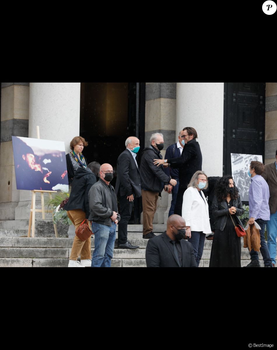 Claire Stévenin (femme de de J.F. Stévenin), Jackie Berroyer, Sagamore Stévenin (fils de J.F. Stévenin) et guest - Obsèques de Jean-François Stévenin au Père Lachaise à Paris, France, le 4 août 2021.