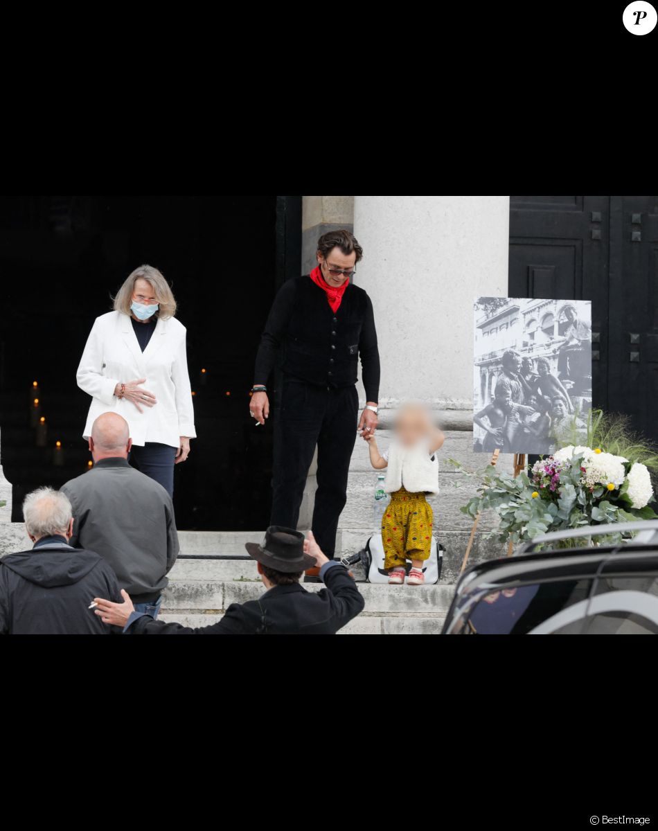 Claire Stévenin (femme de de J.F. Stévenin) et Sagamore Stévenin (fils de J.F. Stévenin) - Obsèques de Jean-François Stévenin au Père Lachaise à Paris, France, le 4 août 2021.