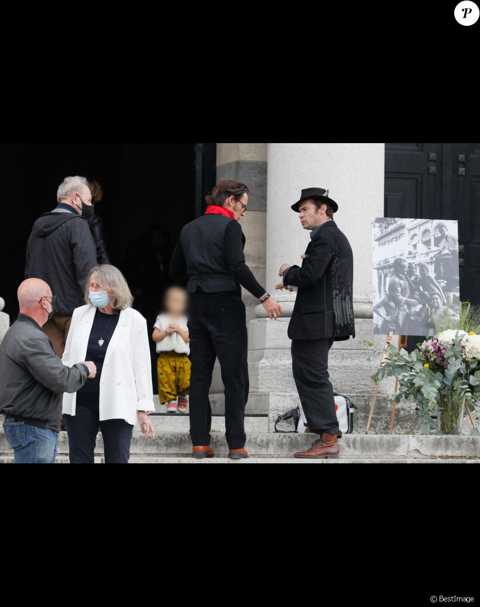 Claire Stévenin (femme de de J.F. Stévenin), Sagamore Stévenin (fils de J.F. Stévenin) et Robinson Stévenin (fils de J.F. Stévenin) - Obsèques de Jean-François Stévenin au Père Lachaise à Paris, France, le 4 août 2021.
