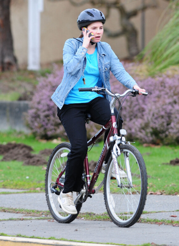 Amanda Knox fait du vélo à Seattle, Washington, le 12 février 2012.