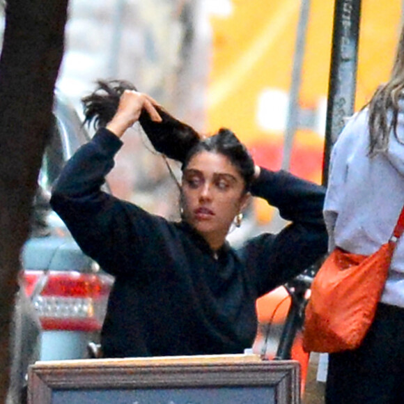 Exclusif - Lourdes Leon, la fille de Madonna se promène à New-York avec des amies le 18 juin 2020.