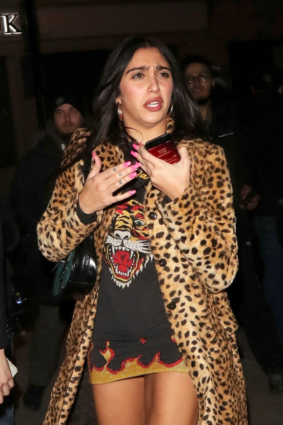 Lourdes Leon, vêtue d'un manteau léopard, arrive à la soirée "Love Magazine" avec des amis lors de la "London Fashion Week". Le 17 février 2020.