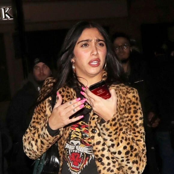 Lourdes Leon, vêtue d'un manteau léopard, arrive à la soirée "Love Magazine" avec des amis lors de la "London Fashion Week". Le 17 février 2020.