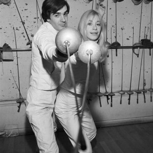 En France, rendez-vous avec Pierre Arditi et sa femme Florence Giorgetti lors d'une leçon d'escrime. Le 26 novembre 1969 © Michel Ristroph via Bestimage